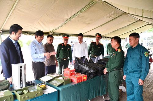 Đại biểu tham quan mô hình học cụ huấn luyện, phương tiện sẵn sàng chiến đấu.