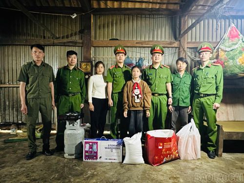Tập thể lãnh đạo, cán bộ, chiến sĩ Công an xã Mỏ Vàng trao hỗ trợ cho em Cải.