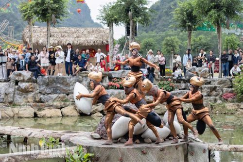 Một hoạt cảnh trong minishow “Khúc hát thiên nhiên”. Ảnh: Viết Dư