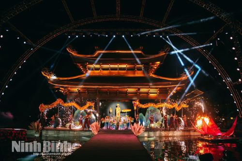 Show thực cảnh “Anh hùng Cờ Lau” là sự kết hợp hài hòa giữa âm thanh, ánh sáng, xiếc, ngôn ngữ hình thể.