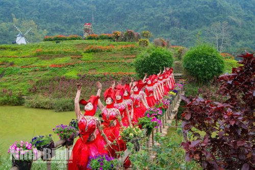 Đảo hoa, Khu du lịch sinh thái Thung Nham - nơi tổ chức các show diễn nghệ thuật độc đáo. Ảnh: Ngọc Linh