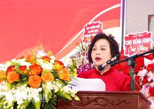 Bà Lê Thị Thiết, Chủ tịch Hiệp hội Văn hóa ẩm thực Ninh Bình phát biểu tại chương trình.