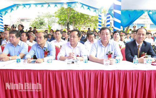 Các đại biểu dự lễ khai mạc chương trình.