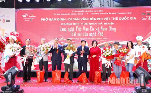 Lãnh đạo xã Nam Đồng và Hiệp hội Văn hóa ẩm thực Ninh Bình tặng hoa, vinh danh các nghệ nhân tiêu biểu của làng phở Vân Cù.