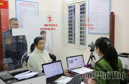 Người dân thực hiện thủ tục làm căn cước và cấp định danh điện tử tại Trung tâm Phục vụ hành chính công xã Vĩnh Tường.