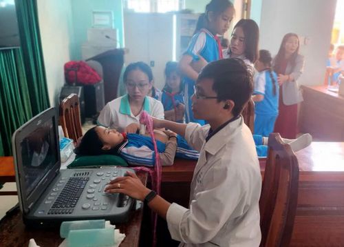 Bác sĩ Bệnh viện đa khoa Hoàn Mỹ Đà Nẵng khám sàng lọc cho các em học sinh Trường tiểu học số 1 Khe Sanh - Ảnh: T.L