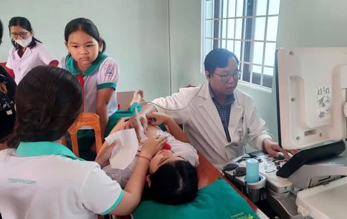 Các bác sĩ Bệnh viện đa khoa Hoàn Mỹ Đà Nẵng khám sàng lọc cho các em học sinh Trường tiểu học số 1 Khe Sanh - Ảnh: T.L