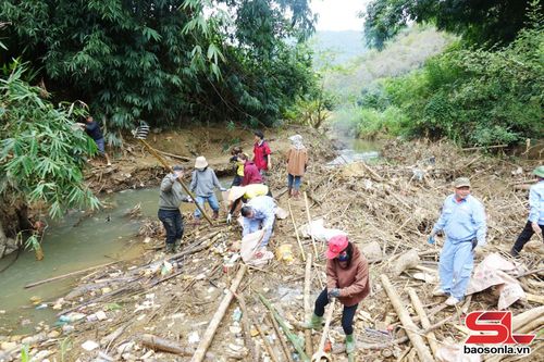 Cán bộ, công chức, viên chức, nhân dân phường Chiềng An ra quân dọn dẹp môi trường đầu nguồn hang Thẳm Tát Tòng.
