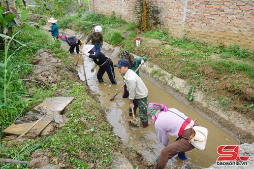 Nhân dân bản Panh ra quân nạo vét kênh dẫn nước.