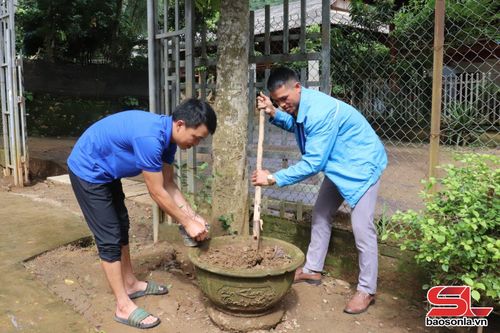 ĐVTN và chiến sĩ Bộ CHQS tỉnh chăm sóc vườn rau cho em tại Trung tâm Bảo trợ xã hội tỉnh.