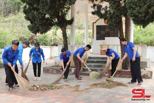 ĐVTN xã Púng Bánh quét dọn khu vực tưởng niệm liệt sĩ xã.