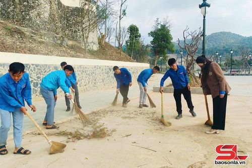 ĐVTN xã Sốp Cộp dọn vệ sinh khuôn viên Tháp Mường Và.