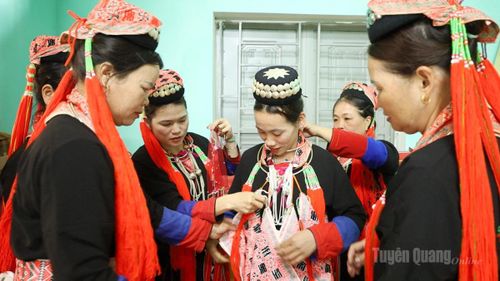 Vào ngày cưới, cô dâu sẽ mặc trang phục của dân tộc mình, đó là một bộ đẹp và cầu kỳ nhất. Điều quan trọng hơn là bộ trang phục phải do chính cô dâu tự thêu cho mình trước khi đi lấy chồng.