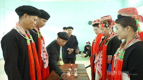 Những năm gần đây, đời sống kinh tế của người Dao Thanh Y đã có nhiều khởi sắc, cũng từ đó mà những nét văn hóa truyền thống được gìn giữ cho đến nay đang dần bị cải biến đi, như nam, nữ trước khi đi lấy vợ, lấy chồng được tự do tìm hiểu nhau, người phụ nữ khi đi lấy chồng thì gia đình nhà gái không còn khóc lóc để níu kéo cô dâu, một số tiết lễ giảm đi.