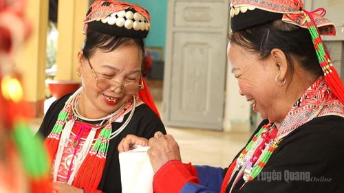 Mũ đội đầu, yếm cũng được phụ nữ Dao Thanh Y trang trí nhiều họa tiết màu sắc sặc sỡ gắn bó với thiên nhiên và thể hiện tình yêu quê hương, đất nước.