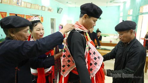 Trang phục của chú rể thì có phần đơn giản hơn, đó là chiếc áo truyền thống của dân tộc có thêu hoa văn đơn giản và đội thêm một chiếc mũ vải cũng thêu hoa văn.