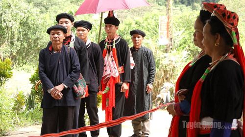 Có một phong tục gắn với chu kỳ vòng đời người vẫn được duy trì và bảo tồn từ đời này sang đời khác đã trở thành dấu ấn trong tiềm thức, là nét đẹp văn hóa tinh thần của đồng bào dân tộc Dao Thanh Y, đó là phong tục cưới.
