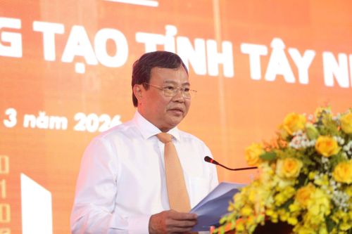 Chủ tịch UBND tỉnh Lê Văn Hẳn phát biểu
