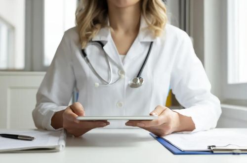Các chuyên gia khuyên bạn đừng ngại ngần nói với bác sĩ về những triệu chứng nhỏ nhất, kể cả vấn đề đi vệ sinh. Ảnh: Getty Images
