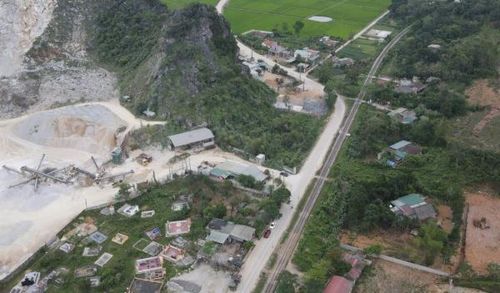 Khu vực hiện trường nơi mỏ đá Công ty cổ phần 207 nổ mìn văng đá vào nhà dân.