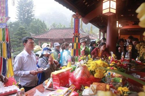 Tiền công đức được khách hành hương đặt cùng mâm lễ hoặc trong khay trên ban thờ tại Chùa Thiên Trù thuộc quần thể danh thắng Chùa Hương, xã Hương Sơn, Hà Nội.
