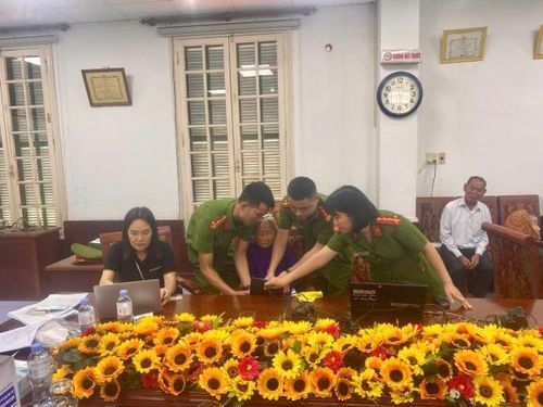 Công an TP Huế thu nhận mẫu ADN cho thân nhân liệt sĩ là mẹ Việt Nam Anh hùng.