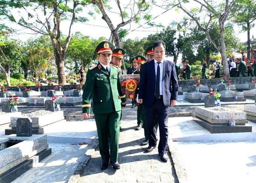 Đưa hài cốt các liệt sĩ được tìm thấy từ Lào về an táng tại Nghĩa trang Liệt sĩ TP Huế.
