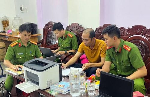 Công an tỉnh Lâm Đồng khởi tố, bắt tạm giam Nguyễn Văn Đồng (áo vàng), đối tượng cầm đầu hệ thống phòng khám nha khoa “chui” lừa đảo tại Lâm Đồng và Đắk Lắk.