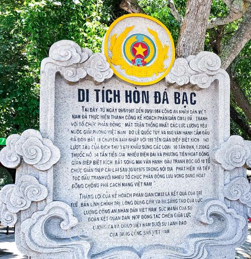 Bia di tích hòn Đá Bạc.