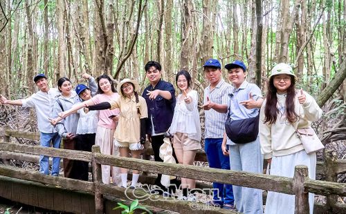 Các du khách trẻ bắt đầu du lịch tại Cà Mau nhiều hơn.