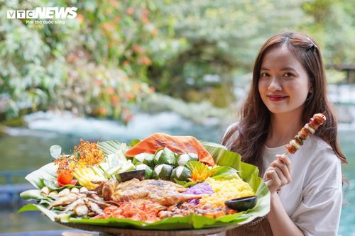 Đến với vùng đất di sản Phong Nha - Kẻ Bàng mùa này, du khách không chỉ được mãn nhãn với "đặc sản" thị giác mà còn được tận hưởng những món ngon của núi rừng, trải nghiệm thư thái đầy sảng khoái. Du khách có thể thong dong trên chiếc thuyền Kayak, lướt nhẹ trên mặt nước phẳng lặng để ngắm nhìn những tán hoa sà xuống ngay sát tầm tay, hay đơn giản là bách bộ trên những cây cầu gỗ uốn lượn, hít thở bầu không khí trong lành và lắng nghe tiếng chim rừng líu lo hòa cùng tiếng suối chảy róc rách.