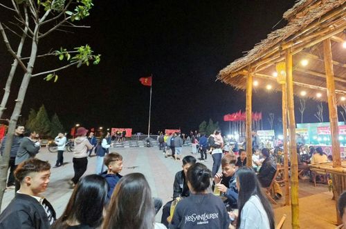 Nhiều người dân và du khách ấn tượng bởi sự mộc mạc và dễ chịu trong không gian của chợ đêm xã đảo. Ảnh: PV
