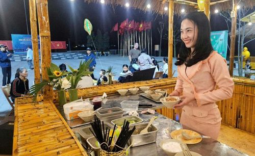 Nụ cười xinh đẹp rạng rỡ của cô chủ quán bán chè tại chợ đêm Minh Châu. Ảnh: PV