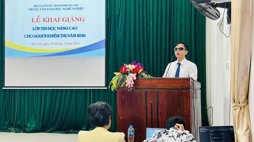 Ông Nguyễn Huy Việt, Phó Chủ tịch Hội Người mù thành phố Hà Nội khẳng định đào tạo nghề gắn liền với thực tế và xu hướng xã hội là con đường ngắn nhất để người khiếm thị có được sinh kế bền vững. Ảnh: Khánh Linh