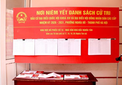 Công tác chuẩn bị cho bầu cử được Tổ bẩu cử khu vực bỏ phiếu số 16 triển khai từ sớm. Ảnh: MT