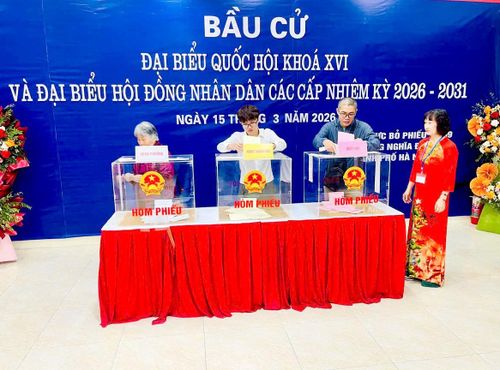 Việc bỏ phiếu diễn ra trật tự, đúng quy trình. Ảnh: MT
