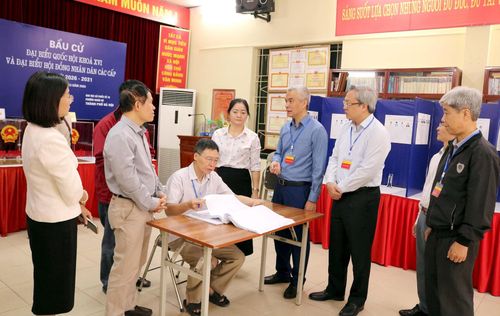 Ông Phạm Ngọc Thụy trao đổi với đoàn kiểm tra phường Nghĩa Đô về công tác chuẩn bị bầu cử. Ảnh: MT