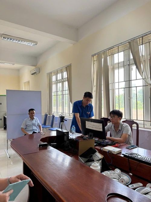 Các Tổ công nghệ số thanh niên do Đoàn xã thành lập hỗ trợ người dân thực hiện các thủ tục hành chính trực tuyến