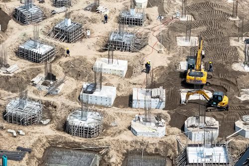 Sân vận động được định vị là công trình xanh và thông minh, tích hợp AI với khả năng thay mới mặt sân trong 6-10 giờ; ghế thông minh kết nối 5G; kiểm soát an ninh và dòng người theo thời gian thực; thu - tái chế nước tiết kiệm 70% nước sạch; chống hấp thụ nhiệt và tia UV; thông gió tự nhiên giảm năng lượng điều hòa, giảm tiếng ồn…