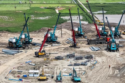 Tại đây, nhiều thiết bị cơ giới được huy động để phục vụ san nền.