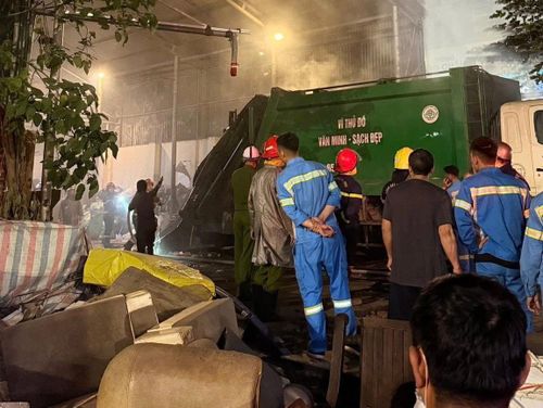 Vụ cháy tại điểm tập kết rác trên phố Hoàng Cầu (phường Ô Chợ Dừa). Ảnh: PC