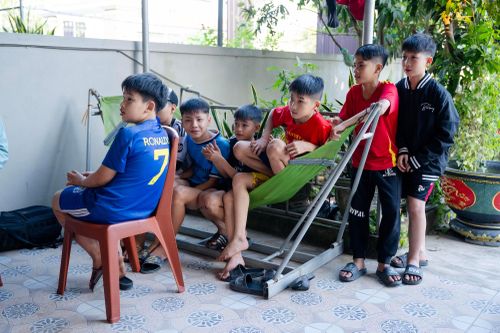 Trẻ con trong xóm cũng tụ tập tại sân nhà của nam cầu thủ.
