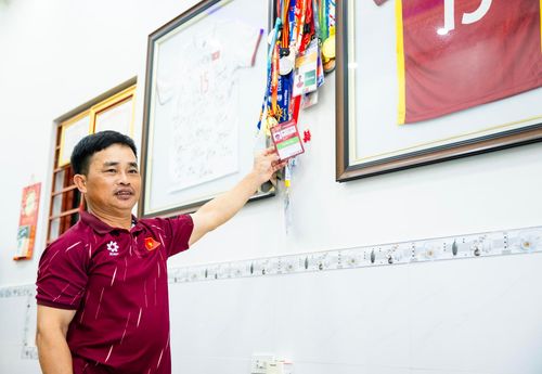 Trong phòng khách, bố mẹ của nam cầu thủ dành những góc đẹp nhất để trưng bày thành tích của con trai.