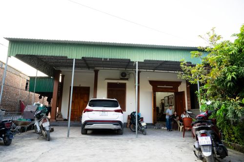 Ngôi nhà của Đình Bắc mang vẻ mộc mạc, đặc trưng của vùng quê nghèo miền Trung, nơi nuôi dưỡng ý chí kiên cường của chàng tiền đạo trẻ. Không gian sống đơn sơ nhưng ấm áp, là điểm tựa tinh thần vững chắc nhất sau những trận cầu rực lửa trên sân cỏ. Bên trong còn có một khoảng sân rộng.