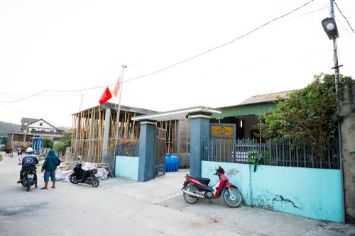 Trước đó, căn nhà ở quê của Đình Bắc cũng "lộ diện". Nguyễn Đình Bắc sinh ra và lớn lên tại xóm Hưng Yên Bắc 2, xã Yên Trung, tỉnh Nghệ An. Bố của Bắc - ông Nguyễn Đình Ấp chủ yếu làm nông còn mẹ anh chàng buôn bán nhỏ ở chợ. Chàng cầu thủ là con út trong nhà, trên có một chị gái. Gia đình cơ bản, kinh tế không quá dư dả nhưng Đình Bắc vẫn được bố mẹ ủng hộ hết mình để theo đuổi đam mê làm cầu thủ. Căn nhà chỉ có 1 tầng, được xây mới lại khoảng vài năm nay.