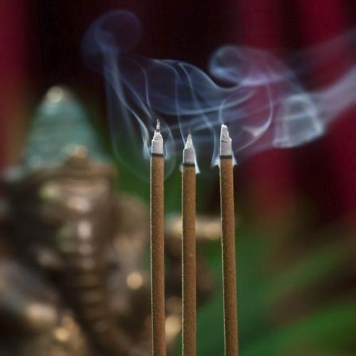 Với những ý nghĩa đặc biệt, việc thắp hương nên thực hiện vào buổi sáng sớm. Đây là thời điểm không khí trong lành, yên tĩnh, là lúc tâm trí có thể tập trung, tâm hồn không tạp niệm.