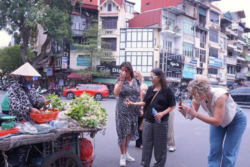 Người mua hoa không chỉ để cắm trong nhà, mà còn để ướp trà, ướp mía, nấu chè hay đơn giản là để trong góc phòng, để hương thơm thanh khiết lan tỏa khắp không gian. Nhiều người cũng mua hoa bưởi với niềm tin về sự may mắn trong năm.