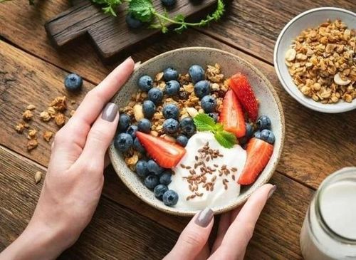 Sữa chua là nguồn cung cấp canxi và kali dồi dào - hai khoáng chất thiết yếu giúp điều hòa huyết áp.