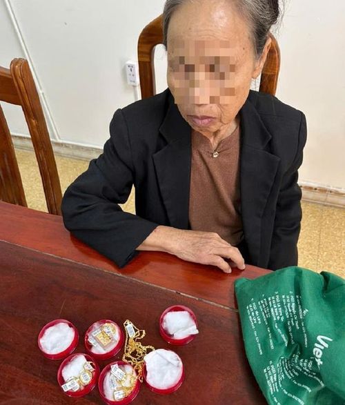 Cụ bà cùng 19 chỉ vàng chuẩn bị đem bán.