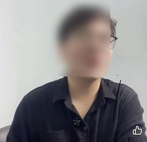Một người livestream trên mạng xã hội để “bóc phốt” hãng bảo hiểm khi không được chi trả quyền lợi theo hợp đồng.